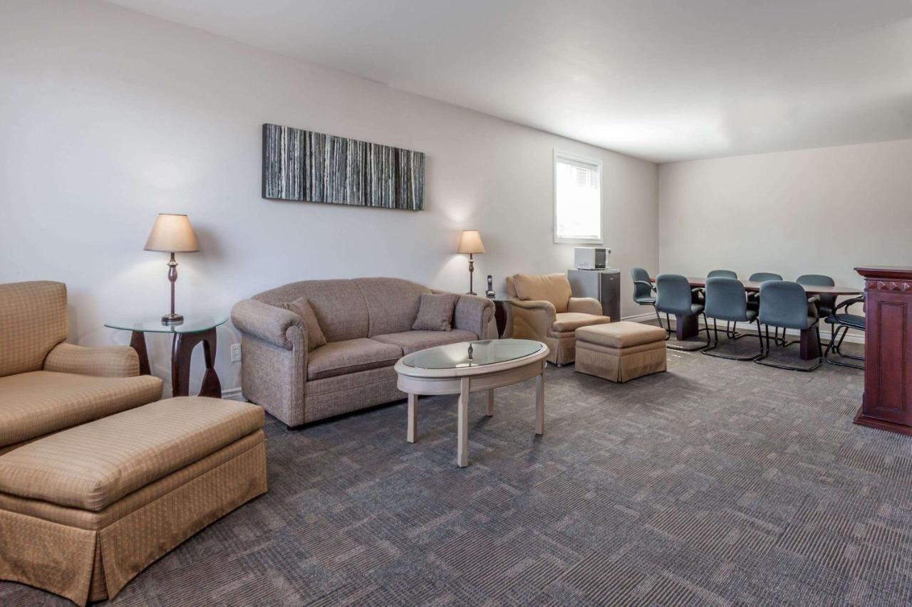 Super 8 by Wyndham Kirkland Lake Eksteriør billede